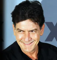 Тут похож на нашего комика Гудкова из КВН.