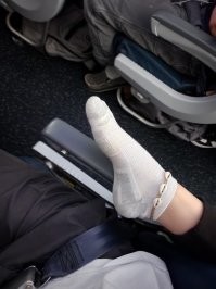 Вот это часто вижу в самолётах.
Бабьё реально думает, что нам приятно лицезреть их вонючие лапти на своём подлокотнике? 
Также их любимое занятие - складывать свои немытые ноги на торпедо в автомобиле, я б таких сразу выкидывал из салона.