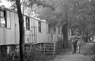 Вы в таких землянках жили или, ой,  даже умерли? 
--------
Это может бить что-то типа трудового лагеря. Или для стройотрядовцев домики.