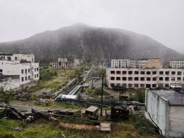 поселок городского типа Дукат, Магаданская область.  В пос. Дукат расположено крупнейшее в нашей стране и третье-четвёртое по величине в мире месторождение серебра. Именно благодаря ему Магаданская область добывает больше всего серебра в России.  я когда то даже работал хранилище ВВ  при руднике. а сейчас там только вахтовики, а лет 25 назад еще даже дискотеки были)))))))
