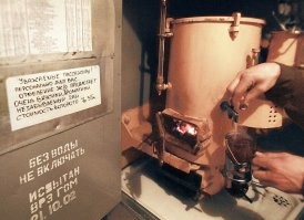 Бабушка всю жизнь проработала проводницей. На пенсии работала истопником.  Брала на работу меня (дед бухал).  Запах "брикетов" в титане!!! (то чем топили раньше титан) ММММ!!!
