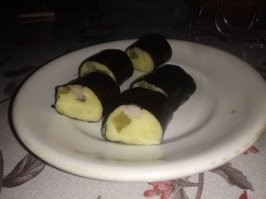 Я делал суши из свеклы, сельди, моркови, пюре и лука
- этот рецепт пришлось забраковать, так как приходится свеклу очень тонко резать, а это муторно если у тебя нет слайсера

по этому вот вам реальные Русские суши:
- селедка
- соленый огурец
- пюре
- зеленый лук
- ну и завернуто в обычные японские нори, так как лучше этого как я говорил сложно что то найти

как закуска залетает просто прекрасно