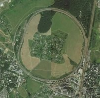 А по кругу железная дорога еще