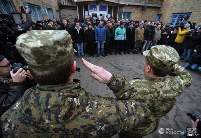 Лё Фигаро  разразилась интересной статьей. В ней описываются ужасы украинской мобилизации и суммы взяток за право свалить. Я считаю, что на самом деле взяточники, что берут по 5 тысяч евро и вывозят подлежащих мобилизации граждан Украины в Европу, это не взяточники, а ангелы-хранители. В отличии от Зеленского и уж тем более Залужного, эти бойцы невидимого фронта позволяют сохранить остатки генофонда на землях бывшей Украины. И сумма взяток за спасение куда меньше тех сумм, что получает Киевская верхушка за бесперебойные поставки пушечного мяса на фронт.  Говорю это без всякого ёрничания. 

Раньше я считал себя супергероем, но когда видишь войну в реальной жизни, понимаешь, что тебе тут нечего делать", - сказал длинноволосый 30-летний мужчина, с трехдневной бородой и обручальным кольцом на пальце. "Больше этого не видеть" стало его мечтой вскоре после прибытия на фронт. В итоге он дал взятку в размере 5000 долларов, за которую машина с правительственным номером высадила его в лесу недалеко от венгерской границы. Оттуда он смог нелегально попасть в Венгрию через дыру в ограждении.

 -

Тысячи украинцев стали дезертирами. Зеленский "рвет и мечет"

Столкнувшись с реальным положением дел на поле боя, украинские "супергерои" передумали воевать, пишет Le Figaro ( ). Мужчины ищут способы уклониться от призыва. Число дезертиров также растет. Их не останавливает ни уголовное наказание, ни баснословные суммы, которые приходится платить за липовые справки. Зеленский же рвет и мечет, пытаясь что-то сделать с дезертирством и коррупцией в армии, которую считает "изменой родине".

Призывник Иван Ищенко увидел, что с человеком делают попадания из огнестрельного оружия, и решил бежать. Для этого ему пришлось заплатить целое состояние из взяток. Другой украинский уклонист, пожелавший остаться неизвестным, дал взятку в размере 5000 долларов. За эти деньги машина с правительственным номером высадила его в лесу недалеко от венгерской границы, откуда он смог нелегально попасть в Венгрию через дыру в ограждении.

 ИноСМИ - главное международное ( )