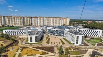 Весьма спорные утверждения. Большое количество ученых и изобретателей было связано с престижностью профессий рабочего и ученого,поощрением и даже требованием выдавать изобретения\открытия. Подача рацпредложения была неплохим способом увеличить семейный бюджет(и облегчала труд).
Также,во времена Сталина обучение само шло к детям - открывались школы в самых отдаленных селах,и обеспечивалась доставка в школу детей там,где это было невозможно. 
Сейчас идет обратный процесс - закрываются школы в провинции и открываются какие-то супер-пупер-мега центры в городах-миллионниках.Как дети будут добираться в эти центры - никого не волнует,главное,что одна огромная школа дешевле,чем десяток в районных городках,на то же количество учеников. 
PS Как пример - свежая школа в Воронеже на 110 классов,которая подается пропагандой,как прогресс и улучшение образования.