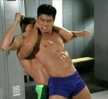 Ну если б там  этой женщины не оказалось, был бы другой сюжет, только уже за молодого и симпатичного юнгу. 
Хотя учитывая 30 мужиков и одну женщину, которая не давала всем подряд (очень странно, что они там не договорились просто пускать её по кругу или составить календарь пользования женщиной чтоб каждый мог "спустить пар".. Учитывая отношения японцев к женщинам в те года), там наверняка из сбитого самолёта, не кухонную утварь сделали, а бар "Голубая устрица" на живописном берегу построили.
Хотя мне кажется, что и баба в мемуарах наплела, что она там была главной "королевой-решалой", и всех остальных попросили ради приличия помолчать или подтвердить официальную версию, ибо репутация нации под угрозой.  Скорее всего, после первых нескольких смертей, мужики тупо договорились драть её по очереди или сообща в хвост и гриву, и никто не ушёл обиженным. Очень уж слабо верится, чтоб 30 взрослых японцев тех лет, покорно слушались какую-то там женщину (ну реально в Японии тогда, баба по правам чуть выше собаки ж была), и покорно смотрели кому она отдаст предпочтение. Так что я ставлю на нехилый такой островной гэнг-бэнг, и историю которую министерство культуры послевоенной Японии придумало на заседании и разрешило огласить в СМИ и иных печатных изданиях.