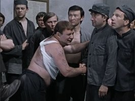 Похожий момент в "Джентельменах удачи" - "Доцента" пинают, но, видимо, дубль, там уже есть след...