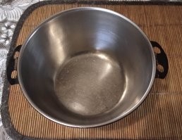 В 1992 году, когда дембельнулся,  то ли сам прихватил с собой, то ли пацаны подсунули, не помню. Супчик разогреть или в духовке потушить, самое то. 
До сих пор пользуюсь (больше 30-и лет), 270гр нержавейки - сносу нет. 
Недавно пытался найти в сети, нет таких. А жаль.