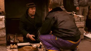 В Санкт-Петербурге полицейские жёстко разогнали незаконно торгующих у "Лахта Центра" мигрантов