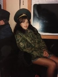офицер пограничник не дал замерзнуть красивой попутчице. Девчуля боже как красива.