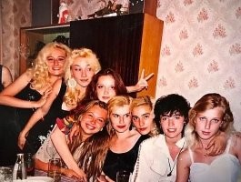 Вот ведь,красивые девчонки были,натуральная красота!Сейчас смотришь-через одну муклы ботоксные,с губами и скулами,то ли земляне,то ли чудища инопланетные...
P.S.Крайняя справа-просто Прелесть!