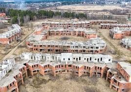 Я сам в маленьком городке живу,и по стране поездил немало. Домов, как вы показали,немало,однако они в разном состоянии. И к сожалению,состояние большинства ухудшается с каждым годом. Провинцию заставляют переселяться в миллионники,это выгодно для государства(в кратковременной перспективе),но не очень нравится людям,и ведет к заброшенности огромных территорий страны.
Как пример - подмосковье.