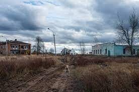 Я сам в маленьком городке живу,и по стране поездил немало. Домов, как вы показали,немало,однако они в разном состоянии. И к сожалению,состояние большинства ухудшается с каждым годом. Провинцию заставляют переселяться в миллионники,это выгодно для государства(в кратковременной перспективе),но не очень нравится людям,и ведет к заброшенности огромных территорий страны.
Как пример - подмосковье.