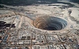 Самая глубокая в мире воронка ... от чего ... воронки от взрывов? .... может про карьер речь идет ... дак у нас покруче есть ...