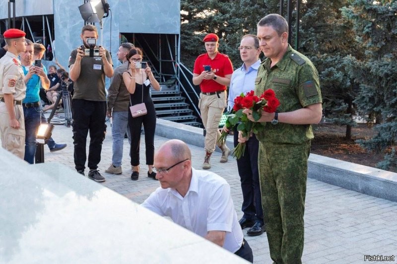 Мемориальный комплекс «Острая могила» открыли в Луганске после масштабной реконструкции.

Его композицию дополнили, и теперь она посвящена четырём поколениям защитников Родины: воинам времён Гражданской войны, Великой Отечественной войны, боевых действий 2014 года и СВО, сообщил Леонид Пасечник.

Церемония открытия прошла 2 сентября, работы выполнило Российское военно-историческое общество по поручению Владимира Путина.