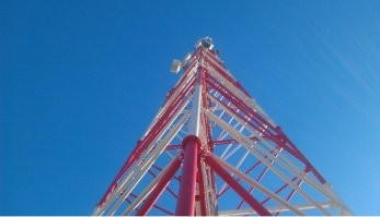Вот интересно, когда это "лазить по вбитым в стену скобам", стало скалолазанием? 

В чем прикол? 
Иди, на любую башню залезь. 

И да, товар поднимают на веревке, через блок, возможно полиспаст или даже лебедка. 
Это гораздо менее трудозатратно, чем на себе тащить.