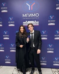 ну да, сынуля всего сам достиг, своим умом. а потом такие "дипломаты" нашу страну представляют. в основном на тусовках в Монако