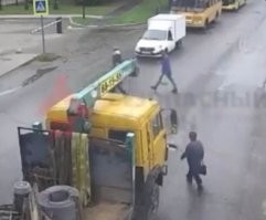 "Попала в слепую зону у водителя,   предполагают ярославцы"
Чего тут предполагать? Видно же что водитель не мог видеть её физически. И шла не по переходу, а прямо под колеса.
Слава Богу что удачно всё закончилось.