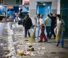 А я 30. И каждый год после Нового года и прочих массовых праздников. Да хоть после Oktoberfest в München'е  или Wurstmarkt в Bad Dürkheim.

Вот, после Silvester и после музыкального фестиваля в одном из городов: