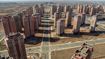 Надо жильём собственным обеспечивать молодые пары.  Под собственной крышей, все куда охотней плодятся, так как уверены в том что как минимум есть где жить. Вон в Советском Союзе, как начали хрущи строить и из бараков, коммуналок, ветхого жилья и общежитий - людей расселять, пускай  хоть в небольшие , но свои бесплатные квартиры - какой бум рождаемости то попёр.  А  что решат эти 140 баксов?  Их  даже на приличную свадьбу не хватит и месяц пожить.  Хотите больше молодого населения - ну, предоставьте место для молодых, где они смогут спокойно совокупляться и растить детей.  Иначе, все  эти надбавки, пойдут только на пользу маргинальным антисоциальным личностям, которым ребёнка состругать - дело нехитрое, один фиг о нём  заботиться они не собираются.
В РБ  хорошая тема была - агрогородки.  Т.е. государство, в деревнях, сёлах и окружающих пространствах - строит вполне себе жилые котеджи, и заманивает туда молодых специалистов. СХК поднимать то надо, надо чтоб область жила и развивалась.. а то все в столицу едут.  И кинули клич, мол - если вы молодые специалисты,  женаты - ехайте сюдой, а мы вам дом дадим и работу на местном овощном комбинате.  И в целом сработало и идея хорошая. Выполнили правда отвратительно, что дома построили убого, разворовав на откатах при строительстве, что на местных предприятиях не догадались условия труда улучшить,  ни копейки в местную инфраструктуру не вложились, так что получалось, что зарплата у тебя есть, а тратить её особо негде, тока если автолавка приедет, или ты сам 100 км  поедешь в областной центр, посмотреть что там продают сейчас,  тоже самое с отсутствием вменяемых поликлиник, школ, детских садов..  Повторюсь, идея хорошая, но как-то не до конца продумали, плюс реализовали паршиво.. Чиновники конечно довольны (откаты, премии, награды), а люди не очень.  Лукашенко сказал что разберётся, но он с собственной женой разобраться не может, а все его кадровые перестановки - тупо замена местами одних и тех же людей. К сожалению.  Стоит отметить, что некоторые полу-меры всё же принимаются, даются льготы на покупку квартир многодетным, а вроде при наличии 4-х спиногрызов, так и бесплатно квартиру дают.
В общем, я это к тому, что если надо нарастить рождаемость, это не выдача каких-то поощрительных премий.. это большие вливание в улучшение жизни населения, и в первую очередь предоставление жилья и гарантированной занятости. Не понимаю, какие с этим могут  быть проблемы у китайцев, когда они целые города-призраки строят. Думаю, проблема такая же как и у нас:  чиновники занимаются ровно тем, откуда можно своровать, а если там надо что-то дальше делать и ответственность нести, а  с этого уже "не  капает", то легче это дело бросить, переложить на других и вообще создать такую бюрократическую трясину, чтоб дело при любых раскладах - забуксовало.. тогда ж и отвечать не придётся.
Опять таки, чем выше уровень жизни, тем меньше детей в семье,  потому что их одеть, обуть, прокормить надо,  в  хорошую школу отдать, потом за ВУЗ  заплатить. А это деньги.  Зато у бедных таких проблем нет, вон всякие чурки и негры плодятся как тараканы и в ус не дуют.. да, из 10 детей выживет 4, да, они не умеют считать и писать, зато они умеют ловить рыбу, собирать кокосы,  выковыривать личинок из земли.. отличные помошники по хозяйству.  От того и проблема развитых стран, когда к ним папуасы приезжают, и с тамошним уровнем медицины не мрут как мухи у себя на родине, а плодятся со страшной скоростью, требуют пособий, в силу отсутствия образования не могут найти работу (белые люди само отлично ловят рыбу, у них механизированный сбор урожая, а личинки из земли им не особо нужны), в следствии чего растёт уровень безработицы среди понаехавших, а следовательно и уровень преступности. Поэтому, увеличение рождаемости,  это комплекс правительственных мер, который требует больших денежных вливаний и продуманной стратегии, чтоб соблюсти баланс. Ибо сам по себе процесс делания детей приятный и несложный, и ещё до всяких модных изобретений типа обуви и земледелия - люди уже спокойно  этим навыком владели.