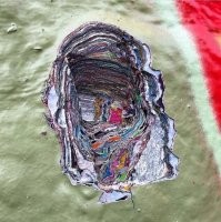 Это "фордит". В Детройте куски этой многолетней слоеной краски со старых автозаводов продают за деньги, как сувениры. Они, обработанные, и в правду выглядят прикольно. Как полудрагоценные минералы.