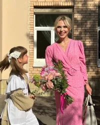 "А чего с голыми животами припёрлись?": в чём на школьные линейки пришли отечественные звёзды