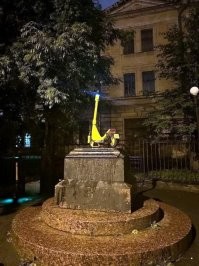 У нас прокатчики самокатов прописывают что будет наложен  штраф за просто бросание самоката. Так вот у каждого самоката есть номер как на машине муниципалитет штраф выписывает прокатчику а прокатчик штрафует пользователя. Так что с самокатами у нас более менее порядок. Да и полиция пользователей не хило трясет за соблюдение правил езды.
