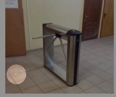 Заборчик сняли, турникет нет.