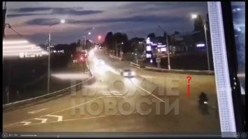 Авто не защищаю, но что у байкера было со светом?