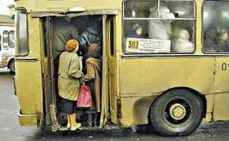 Это ни фига не час пик... Народ спокойно стоит в естественных позах.Час пик это тогда, когда на часы невозможно посмотреть... или нос почесать...)