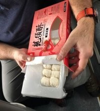 Ну автор видео тот ещё мудак-кликбейтер) 

того что на превью в самом видео нет, я надеюсь люди которые кликбейтят будут чаще покупать вот такие товары: