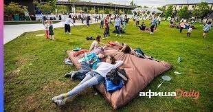 Насчет газонов - в Москве в парке Горького пытаются скопировать английскую идею,только хреново получается. Гастарбайтеры не успевают сгребать мусор и вычищать "матрасы"  с шезлонгами на которых топчутся ногами,разливают пиво и вымазывают мороженым.