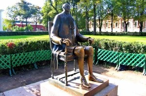 Ну наш шемякинский не много церетельевскому в уродливости уступает.
Одно утешение - не выставлен на обзор на весь город, а тихонько примостился в Петропавловке