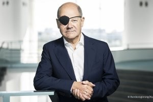 Да, есть персонажи поинтереснее.
Американский сенатор Митч МакКоннелл или Олаф Пират Шольц.