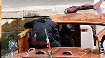 Первое. Я чёт так и не увидел непристойностей. Единственное, что могут выродить из себя возмущающиеся, это то, что у нигера копилку видно. У нас такое летом на любых шашлыках в изобилии. Самого акта никто не видел. "Очень похоже было, что они...", "Характерная поза..." Это всё домыслы на уровне бабок у подъезда. 
Второе. А как его вообще узнали? Он же так хорошо замаскировался. Если бы не заголовок, я бы подумал, что Панин.
