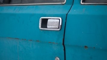 Ржавчину наносил основываясь на фото. "первыми гниют арки колёс, рамка лобового стекла, двери внизу" тут ржавчина нанесена, "сварные швы на арках задних колёс" это не понял где. По ребрам жесткости именно на Бурлаке фото прикрепил. Машина не бита/не крашена, что с бамперами и светотехникой то будет?