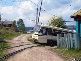 Вообще, у этих трамваев "проходимость" хорошая, так что дело вряд ли в рельсах.
ИМХО,  поломка какая-то.