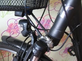 «Мало того, что женская рама традиционно слабее мужской, так ещё и телескопическая втулка»...

«Мамка», да иногда и я этот велик "пользуем" не только «погулять».
Не стоит обижать позвоночник "олдбайкета" (по рождению Kalkhof), …мои 120 кг сей немец, (кстати, по поводу «параллельного взлёта» – это простой асфальтовый горожанин) честно носит, весьма, быстро (почти как «трековый») и "лёгко" с 2016 года. Единственно, что "срукожопил" по быстрому (наивно, но работает), так это вот так «облокотил» корзину для типа увесистых арбузов.