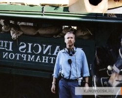 Автор! А почему бы тебе не оцифровать книгу о съёмках "Титаника", которая была издана Jonson & Jonson? И ещё ты забыл упомянуть об одной немаловажной детали: сцены в порту , откуда отправлялся "Титаник", были сняты в зеркальном отображении, т.к. макет лайнера был "пришвартован" к пирсу киностудии НЕ ЛЕВЫМ БОРТОМ, как это видно в фильме, А ПРАВЫМ. Поэтому пришлось выполнять реквизит в "зеркальном" варианте вплоть до надписей на ленточках бескозырок