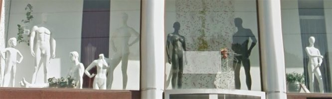 Вот такие. Три этажа витрин с голыми манекенами.