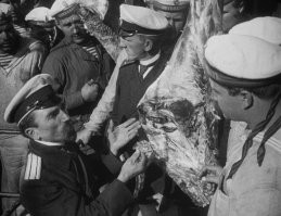 В одной из школ Улан-Удэ детей попытались накормить "живыми конфетами"