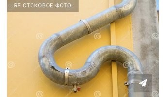 Скорее всего, это для торможения потока воды. 

Зимой, воду сливают, наверное, кран там есть.