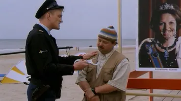 Ни какой русской сообразительности...
 Что стоит оскорбить королеву?
 Красивая, да... Но если в тюрьму охота?