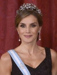 Ни какой русской сообразительности...
 Что стоит оскорбить королеву?
 Красивая, да... Но если в тюрьму охота?