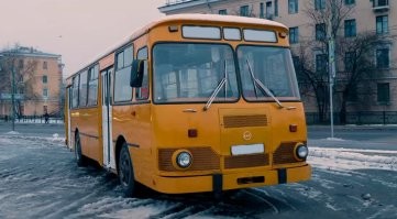 Супруги обнаружили, что стена в их новом доме забита пустыми бутылками