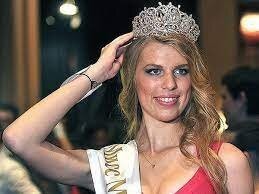 Капитализм.. Общество потребления. Все это хлынуло и в Россию после развала СССР. Гей парады,статуи из говна,шоу "Холостяк",конкурсы красоты и пр..
 PS Кстати, россиянки и россиянин - получили порно-Оскар.