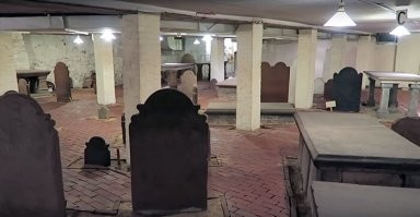 Не хотел бы я жить в таком высотном здании!

11. «Нетронутое кладбище 1800-х годов сохранилось в подвале высотного здания, построенного над ним»
