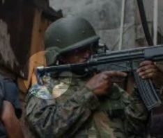 Хм... Как-то странно он приклад упирает в плечо.