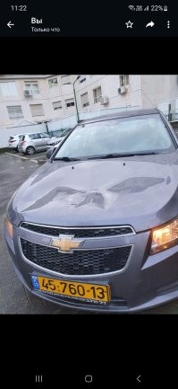 Когда меня на стоянке один мудак тоже начал на капоте катать, я ему локтями знатную памятку оставил...