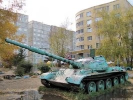 детские площадки в России!!!  почему нет, мальчишкам и интересно и познавательно, главное следить чтобы внутри всякое быдло не гадило! Играть в танке  мальчишкам интереснее чем в какой нибудь фанерной машинке)))